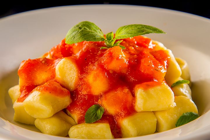 Nhoque de batata (solo). Nhoque de batata especial da casa, autêntica receita italiana, preparado com molho de tomate especial.